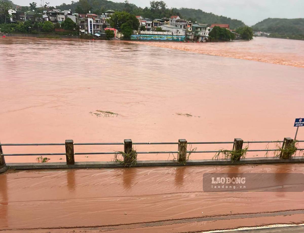 The water level on the Tien Yen River exceeded alarm level 3, causing flooding on the road through the spillway at 6:00 AM on August 23, 2026. Photo: Xuan Hai
