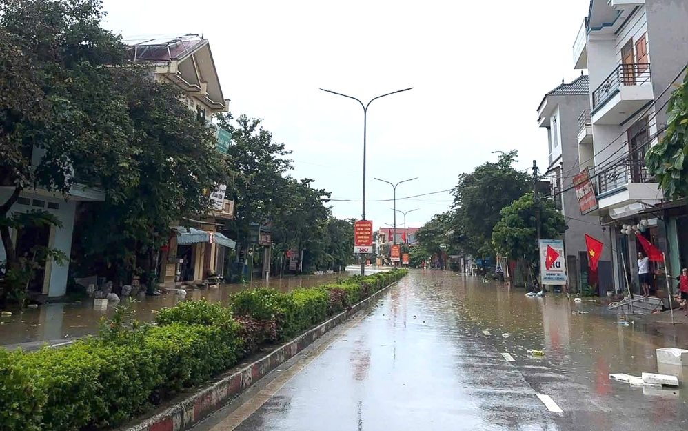 Rain and floods cause flooding on National Highway 4A section passing through That Khe commune. Photo: That Khe commune