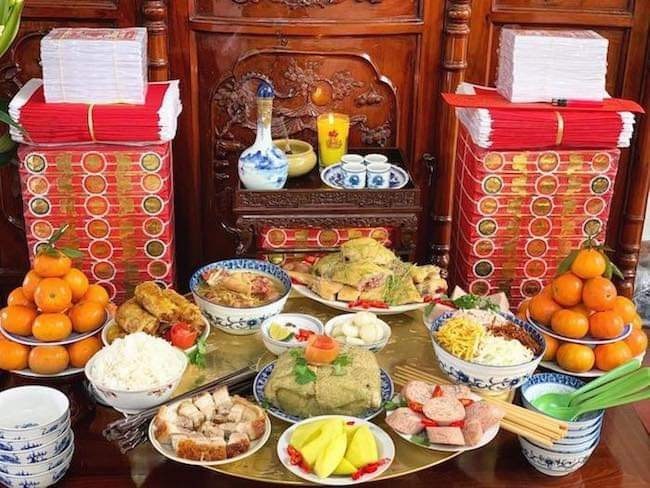 On the occasion of the full moon of July, families arrange offering trays, read prayers to worship ancestors, gods, and sentient beings. Photo: Tung Do