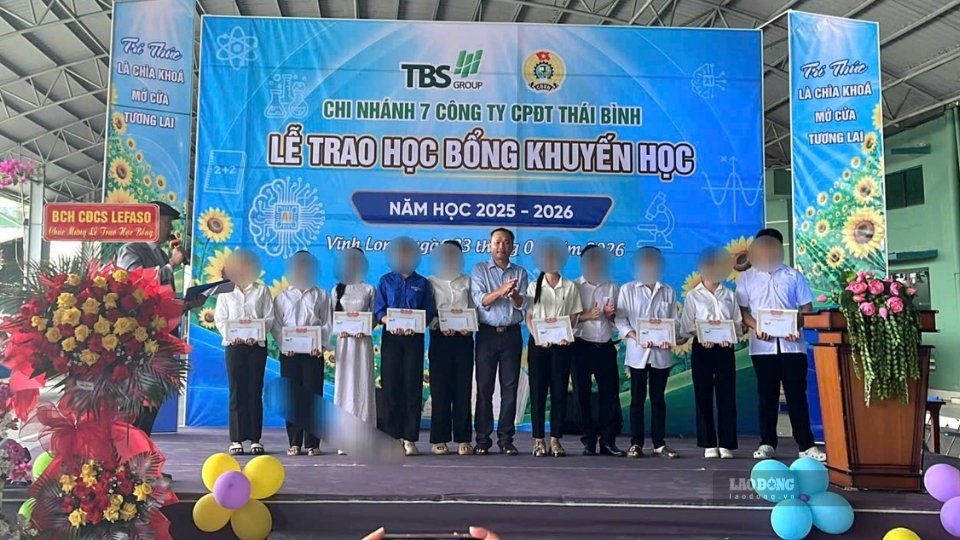 Công đoàn TBS Group trao học bổng cho con công nhân có thành tích học tập tốt. Ảnh: Hoàng Lộc