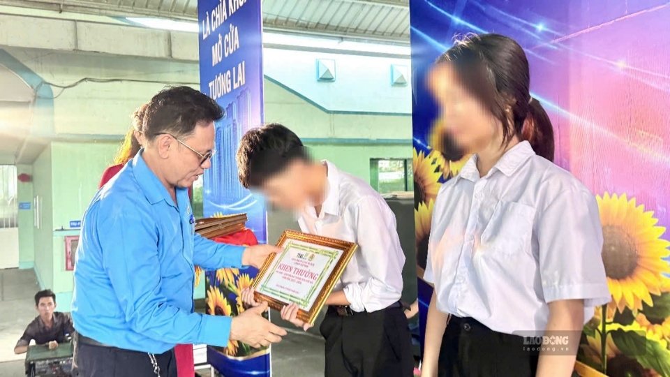 Đại diện Công đoàn trao phần thưởng cho học sinh có thành tích học tập tốt. Ảnh: Hoàng Lộc