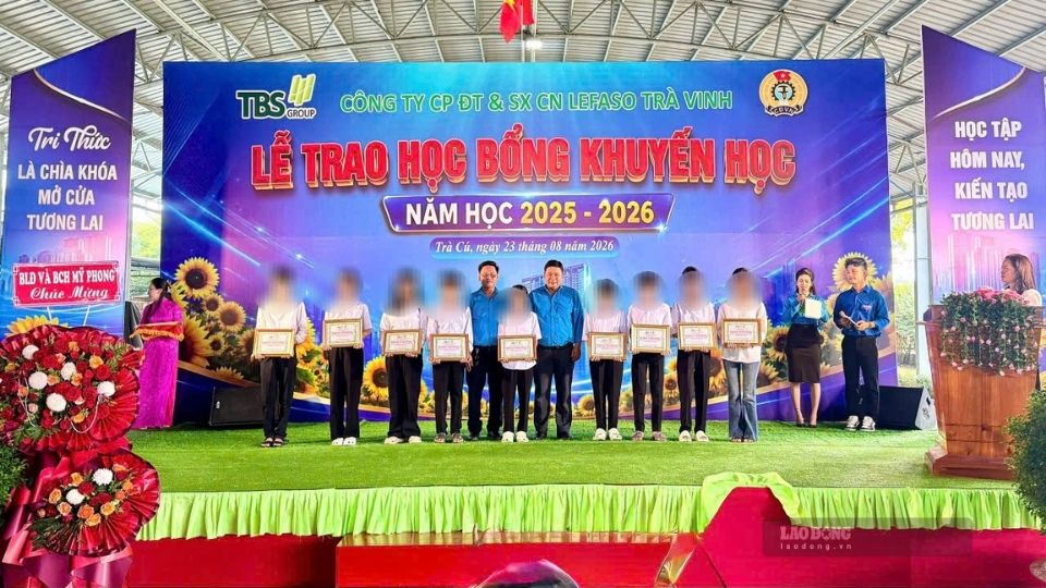 Scholarships show the concern of businesses and trade unions for workers. Photo: Hoang Loc