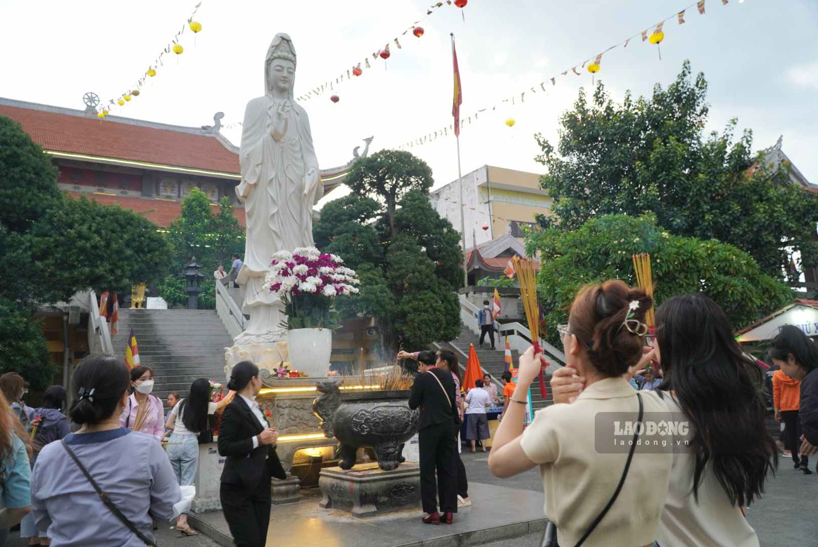 People offer incense at the pagoda on the full moon day of July. Photo: Nguyen Chan