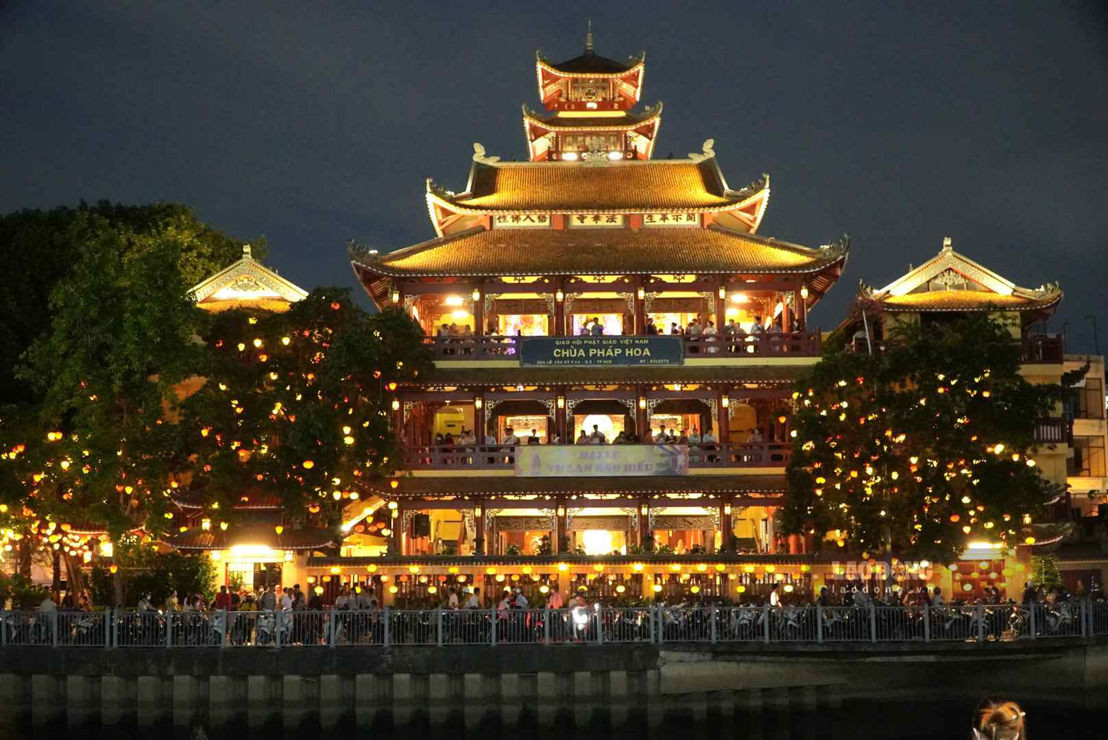 Nhiều người dân thường đi chùa để cầu bình an, hạnh phúc và thể hiện lòng thành kính, biết ơn đến đấng sinh thành trong dịp Rằm tháng 7. Ảnh: Nguyên Chân