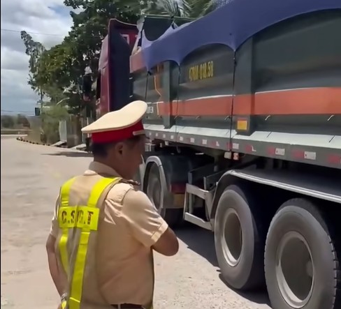 Functional agencies of Dak Lak province have handled the driver of a tractor-trailer carrying goods exceeding 50% of the load capacity. Photo: Dak Lak Police provided