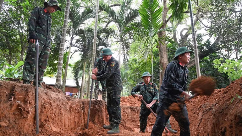 Team gathering martyrs' remains searches in the K30 high point area. Photo: Lao Cai Provincial Military Command.