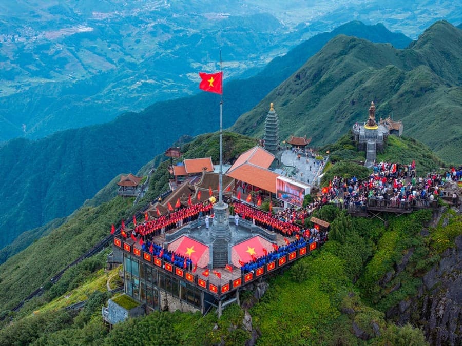 Tourists will have the opportunity to attend the sacred flag raising ceremony on Fansipan peak during the holiday 2. 9. Photo: Thanh Son