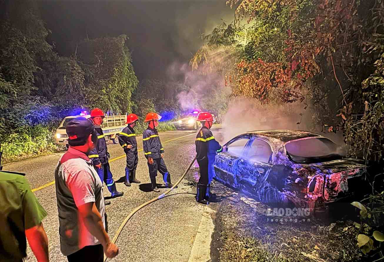 The scene of the fire that caused the car to be burned down on Bao Loc Pass. Photo: Hai Ninh