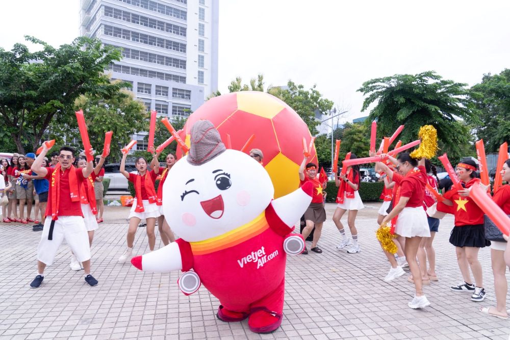 Vietjet và Vikki sẽ tiếp tục đồng hành cùng đội tuyển và người hâm mộ trong 90 phút quyết định tại trận lượt về trên sân Mỹ Đình. Ảnh: Vietjet