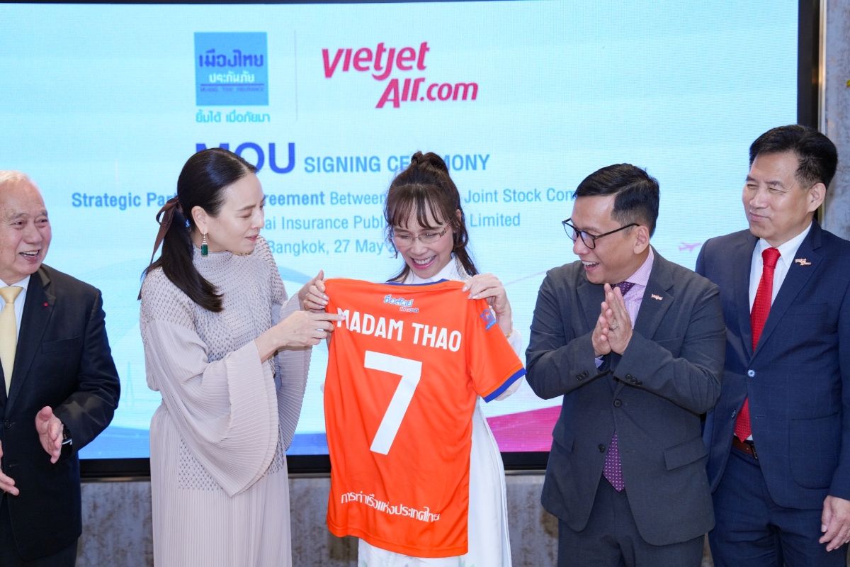 TS Nguyễn Thị Phương Thảo và bà Nualphan Lamsam – Madam Pang, ký kết thỏa thuận hợp tác chiến lược thúc đẩy các hoạt động thể thao, văn hóa và phát triển cộng đồng giữa Việt Nam, Thái Lan và khu vực. Ảnh: Vietjet