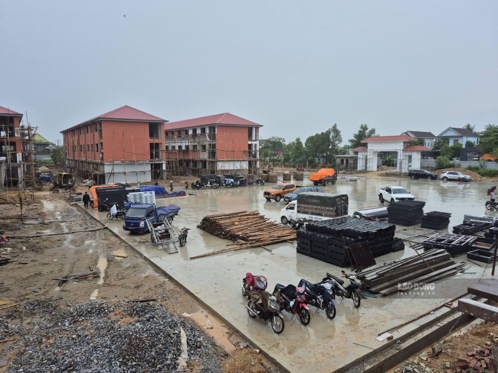 Công nhân, máy móc được huy động trên công trường nhằm đẩy nhanh tiến độ hoàn thiện trường nội trú liên cấp trước ngày khai giảng. Ảnh: Duy Chương