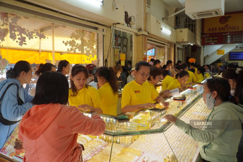 Gold prices go up, people in Ho Chi Minh City still maintain a cautious mentality. Photo: Ha May