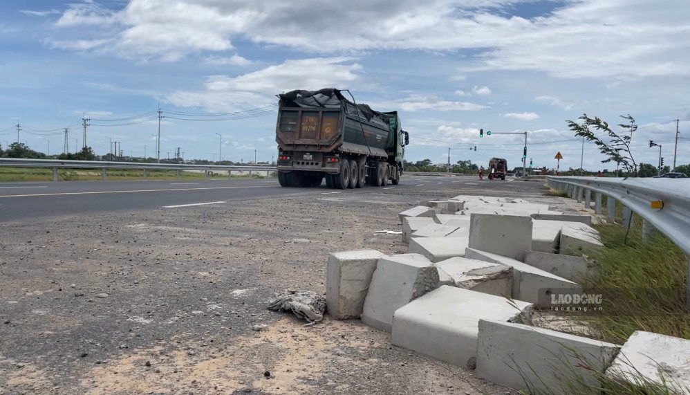 The bypass road is being completed, but vehicles are already circulating, posing a risk of traffic accidents. Photo: Hung Tho