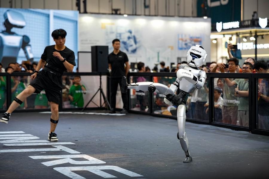 Robot hình người Trung Quốc múa võ. Ảnh: Xinhua