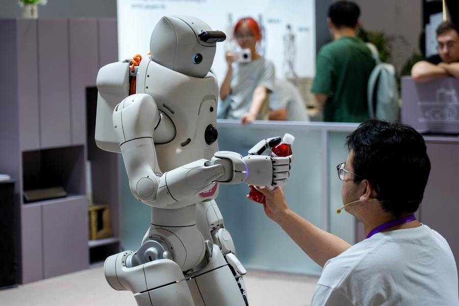 Người dân tham quan Hội nghị Robot Thế giới 2026 tại Bắc Kinh, Trung Quốc. Ảnh: Xinhua