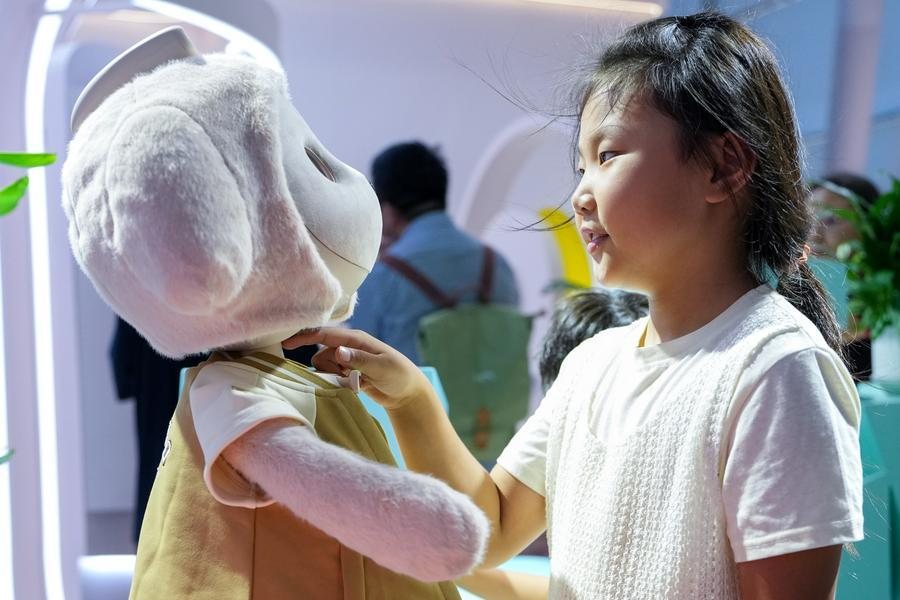 Robot dành cho trẻ em tại Hội nghị Robot Thế giới 2026. Ảnh: Xinhua
