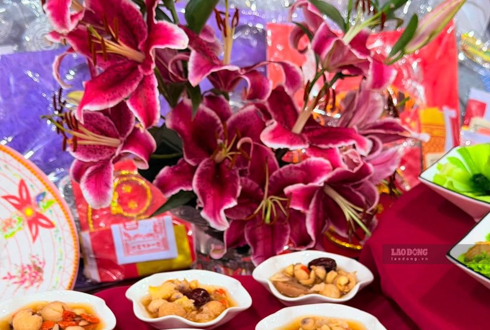 Lilies are one of the flowers that many families limit their use to offer to ancestral altars on the full moon day of July. Photo: Ha Au