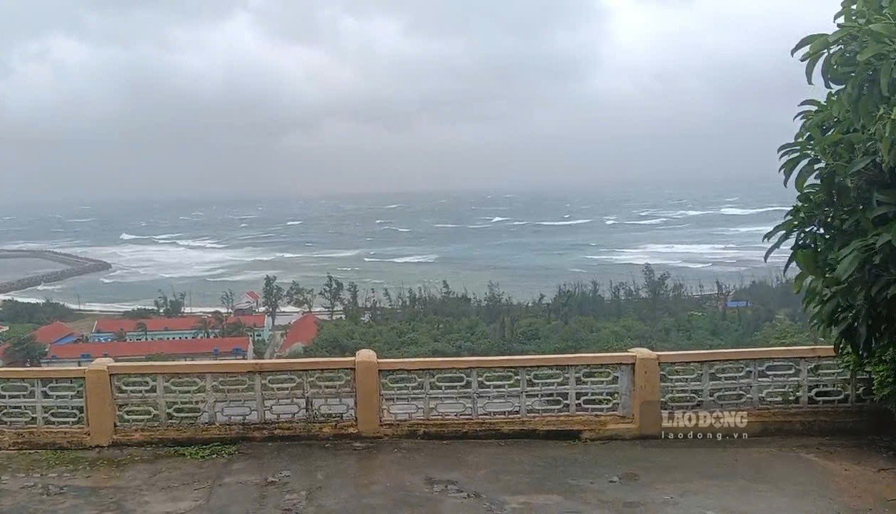 Hai Phong City has moderate to heavy rain, Bach Long Vi recorded wind level 8, gusts level 9. Photo: Xuan Nha