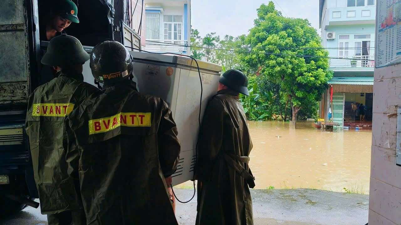 Lực lượng chức năng Công an tỉnh Bắc Ninh hỗ trợ di dời các hộ dân bị ảnh hưởng do mưa bão đến nơi an toàn. Ảnh: Công an tỉnh Bắc Ninh