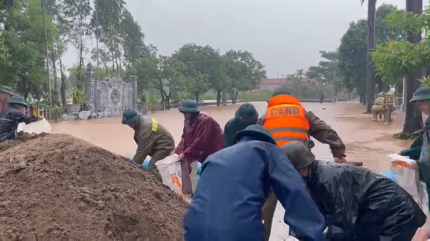 Luc Nam Commune Police (Bac Ninh province) support people building river dikes in Ba Do village, Luc Nam commune. Photo: Bac Ninh Provincial Police