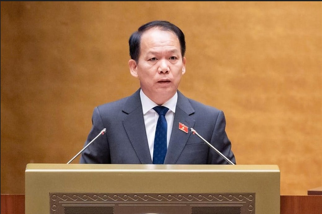 Ủy viên Trung ương Đảng, Bộ trưởng Bộ Tư pháp Hoàng Thanh Tùng trình bày Báo cáo giải trình, tiếp thu, chỉnh lý dự thảo Luật Phổ biến, giáo dục pháp luật (sửa đổi). Ảnh: Quochoi.vn
