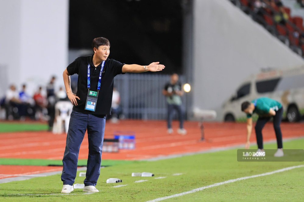 Huấn luyện viên Kim Sang-sik được đánh giá rất cao về khả năng ứng biến trong trận đấu. Ảnh: Minh Dân