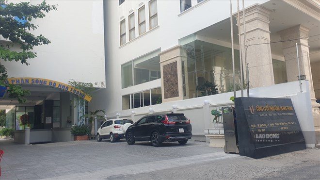 Song Da - Nha Trang Company is proposed to be forced to dismantle the encroaching structure at Bai Duong apartment building. Photo: Huu Long
