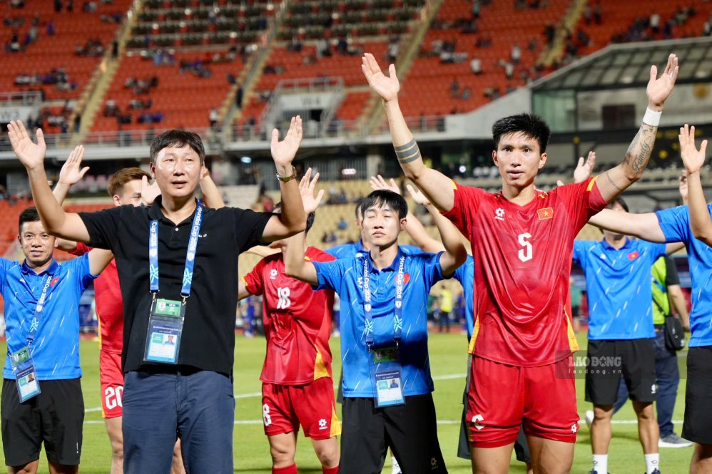 Coach Kim Sang-sik celebrates with Vietnamese national team players after the victory over Thailand. Photo: Minh Dan