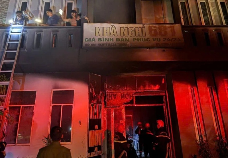 Fire at a motel parking lot in Da Nang in the early morning, 28 people trapped in toxic smoke. Photo: Da Nang Police