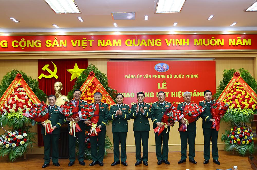 Awarding ceremony of the 35-year Party Badge to 6 party members, including 5 Senior Lieutenant Generals, 1 Army Major General. Photo: Ministry of National Defense