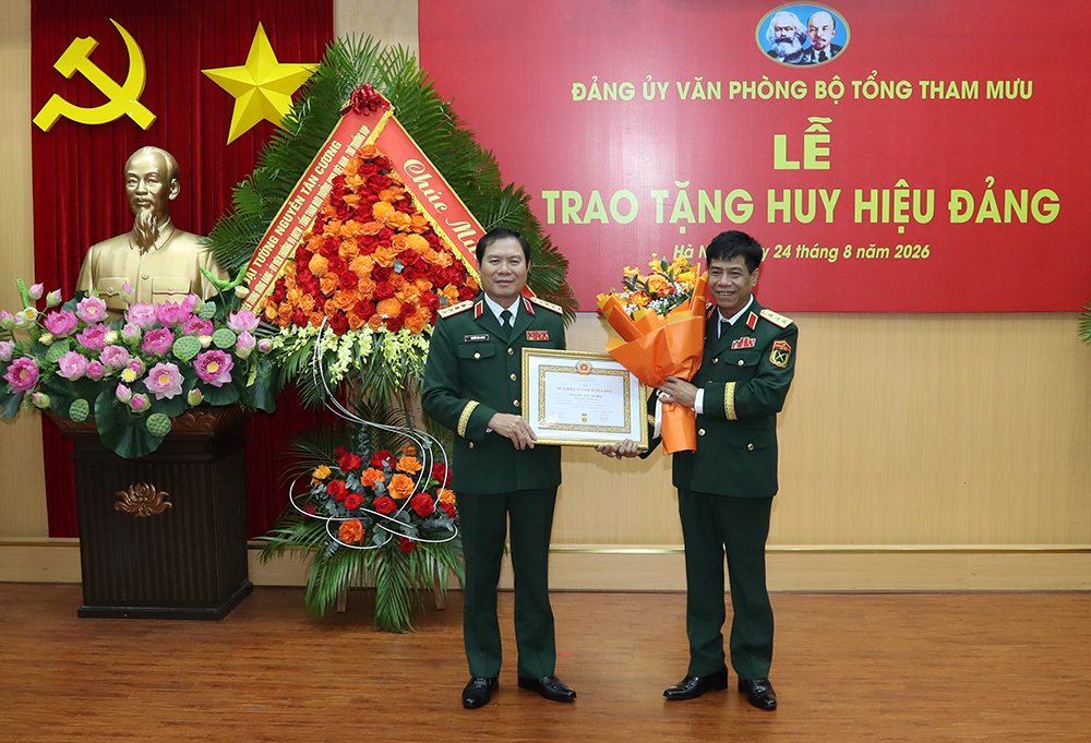 Đại tướng Nguyễn Tân Cương trao Huy hiệu 35 năm tuổi Đảng tặng Thượng tướng Nguyễn Văn Nghĩa.