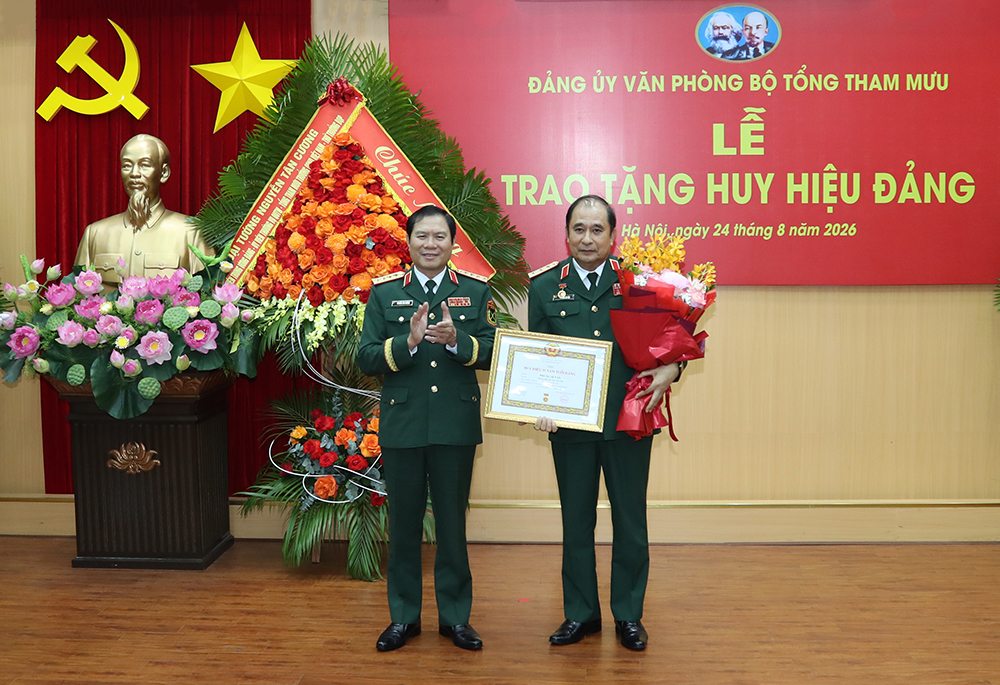 Đại tướng Nguyễn Tân Cương - Ủy viên Trung ương Đảng, Ủy viên Thường vụ Quân ủy Trung ương, Tổng Tham mưu trưởng Quân đội nhân dân Việt Nam, Thứ trưởng Bộ Quốc phòng - trao Huy hiệu 35 năm tuổi Đảng tặng Thượng tướng Phùng Sĩ Tấn. Ảnh: Bộ Quốc phòng