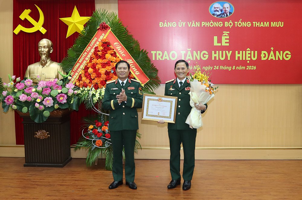 Đại tướng Nguyễn Tân Cương trao Huy hiệu 35 năm tuổi Đảng tặng Thượng tướng Phạm Trường Sơn.