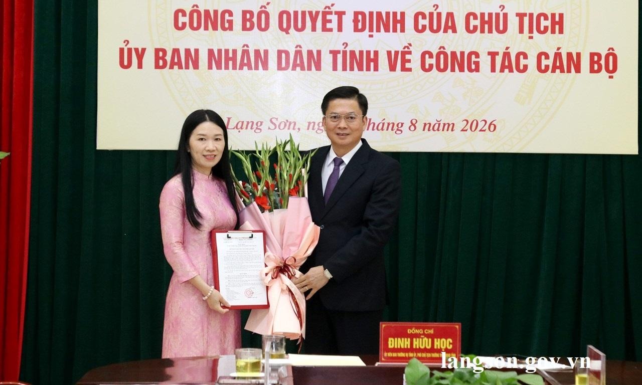Ông Đinh Hữu Học - Ủy viên Ban Thường vụ Tỉnh ủy, Phó Chủ tịch Thường trực UBND tỉnh trao quyết định và tặng hoa chúc mừng bà Trần Thị Vân Thùy - Giám đốc Sở Ngoại vụ. Ảnh: Langson.gov.vn