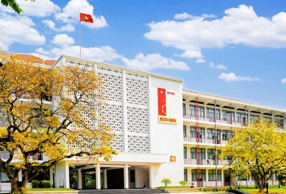 Sur les 31 élèves du lycée spécialisé de Tuyên Quang admis à l'université polytechnique de Hanoï après la période d'examen supplémentaire, seul 1 a été admis par la méthode de l'examen des notes de l'examen de fin d'études secondaires. Photo: HUST