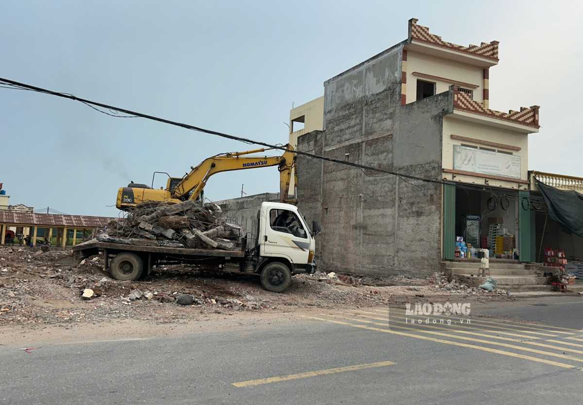 Những ngôi nhà cao tầng được tháo dỡ, người dân đồng thuận nhường đất cho