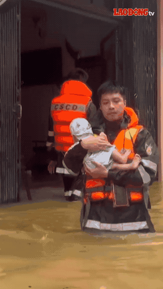Lang Son police immersed themselves, staying up all night to help people in floods. Photo: Khanh Linh