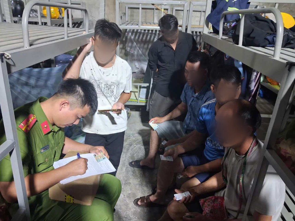 Công an tỉnh Điện Biên kiểm tra các cơ sở lưu trú và test nhanh ma tuý với người đang lưu trú. Ảnh: Công an Điện Biên.