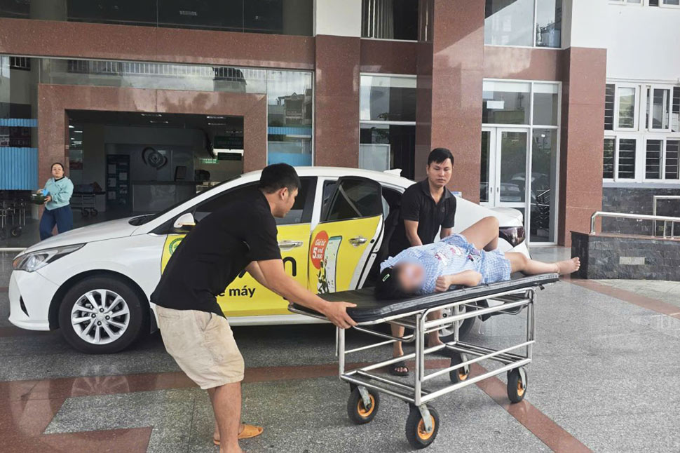 The pregnant woman with ruptured membranes was supported by traffic police to be taken to the hospital in time. Photo: Gia Lai Information Portal