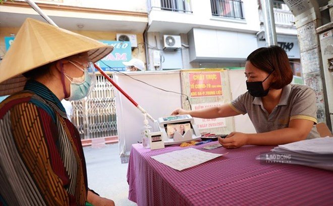 From October 5, 2026, elderly people from poor households, without people with obligations and rights to support them, will receive monthly social assistance. Photo: Hai Nguyen
