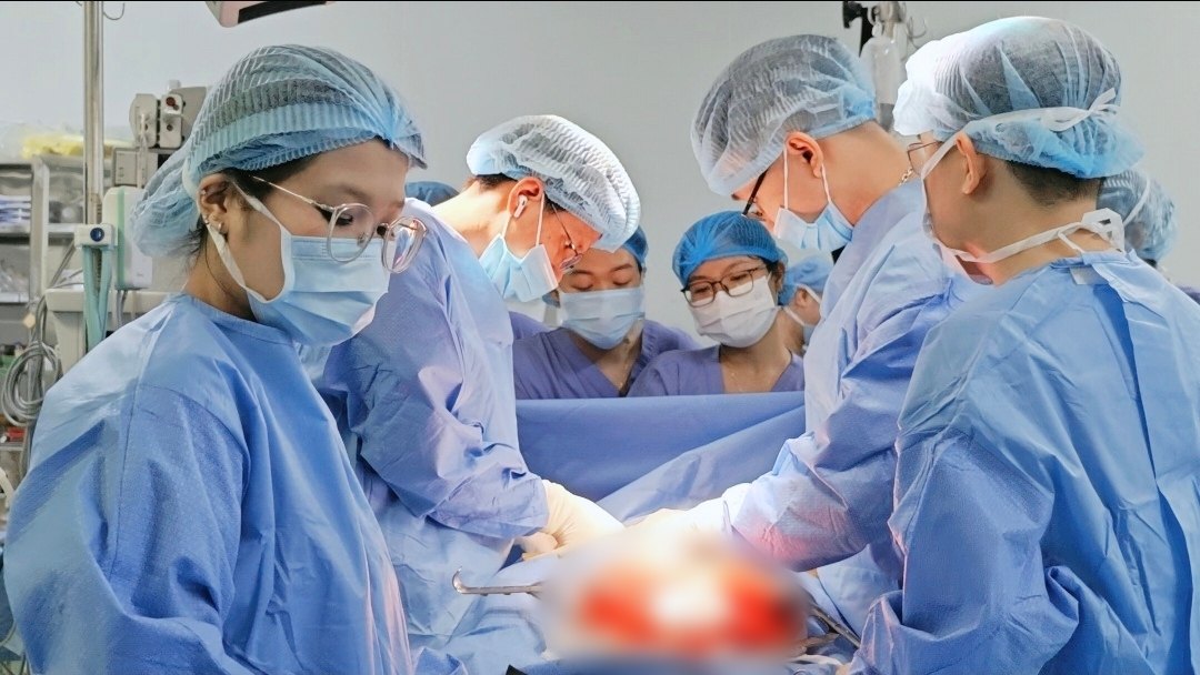Doctors create new feeding routes for patients who mistakenly drank toilet bowl bleach, losing the entire stomach. Photo: Hospital provided