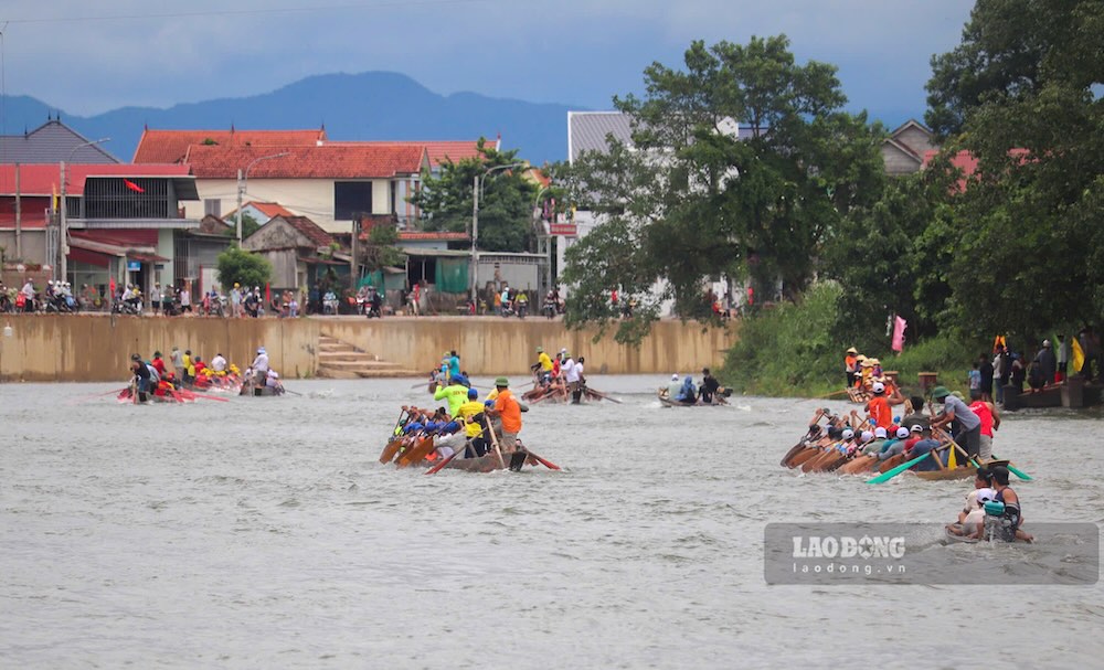 Tinh thần thi đấu được các đội thuyền thể hiện trong những buổi tập trên dòng Kiến Giang. Ảnh: Thanh Trung