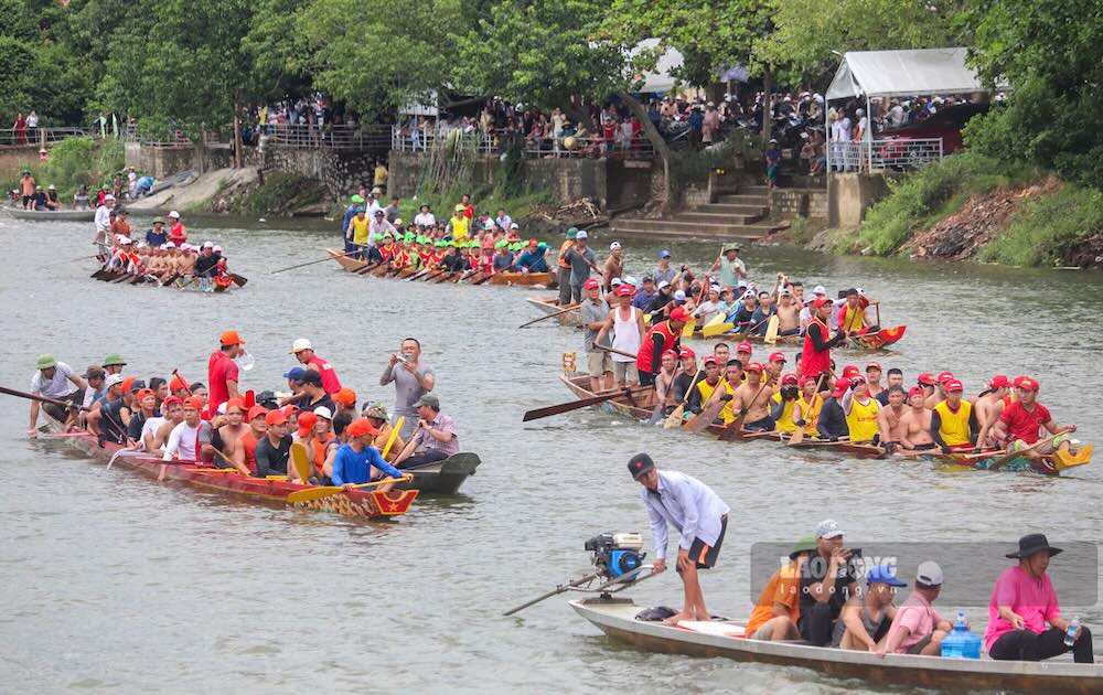 The atmosphere of racing and boating practice takes place sôi nổi on the Kien Giang River in the days before Independence Day. Photo: Thanh Trung