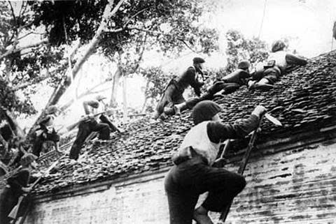 Quân dân thủ đô chiến đấu giành từng tấc đất, từng mái nhà với địch năm 1946 đầu 1947. Ảnh: Tư liệu từ Bảo tàng Lịch sử Quốc gia.