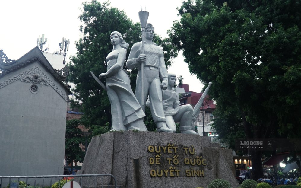 Tượng đài “Quyết tử để tổ quốc quyết sinh” được di dời trước 30.9. Ảnh: Minh Chính