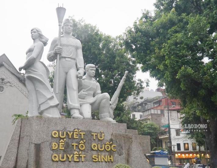Statue of "Determined to die for the Fatherland to live" near Ba Kieu Temple. Photo: Minh Chinh