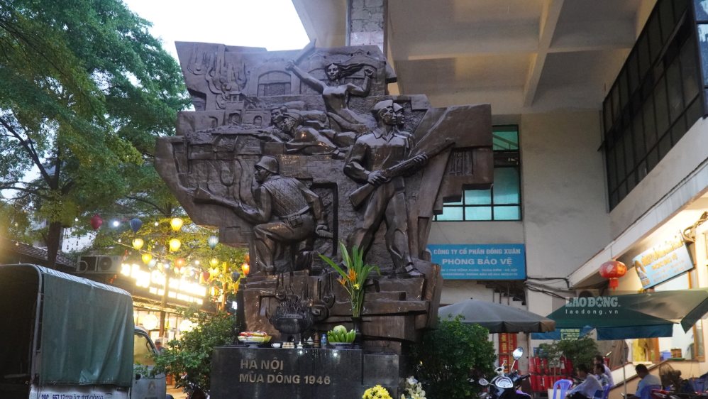 Bức phù điêu về “Hà Nội mùa đông năm 1946” ở cổng chợ Đồng Xuân. Ảnh: Minh Chính
