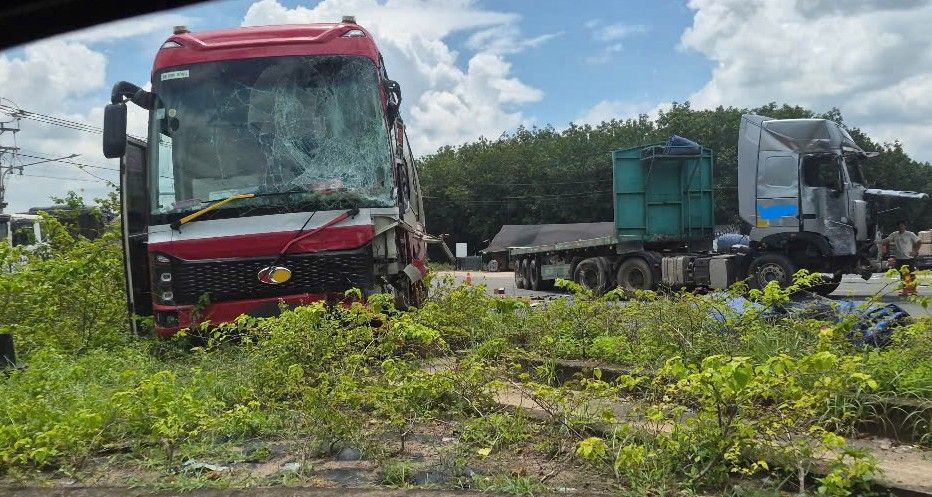 Lực lượng chức năng đang xử lý hiện trường vụ tai nạn. Ảnh: Bạn đọc cung cấp