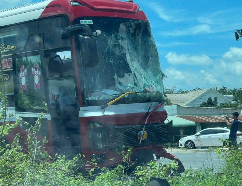 Scene of the chain collision between a sleeper bus and a truck and a tourist car. Photo: Reader provided