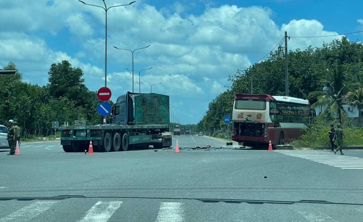 Hiện trường vụ tai nạn liên hoàn giữa xe khách giường nằm với xe tải và ô tô du lịch. Ảnh: Bạn đọc cung cấp